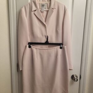 Jacqueline Ferrar Soft Pink Blazer and Skirt Suit Pre-own.